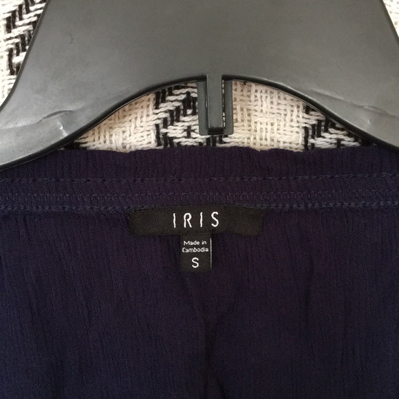 •Navy Crop Top• - Picture 3 of 4